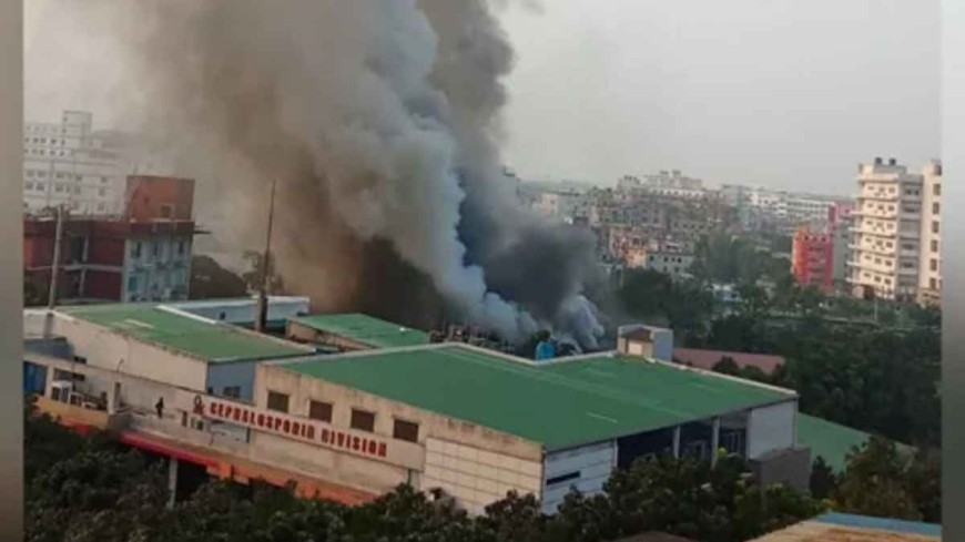 গাজীপুরে ইবনে সিনা ওষুধ কারখানায় আগুন, নিয়ন্ত্রণে কাজ করছে ৪ ইউনিট